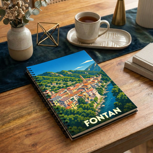 Carnet souvenir de la ville de Fontan avec une illustration stylisée de son paysage vallonné.