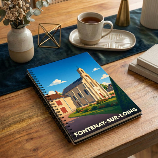 Carnet de notes à spirales souvenir de la ville de Fontenay-sur-Loing avec une illustration stylisée de son église.