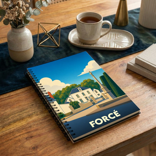 Carnet à spirale souvenir de la ville de Forcé avec une illustration stylisée.