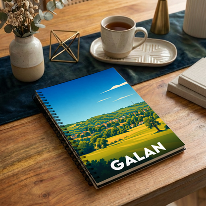 Carnet souvenir de la ville de Galan avec une illustration de paysage stylisée.