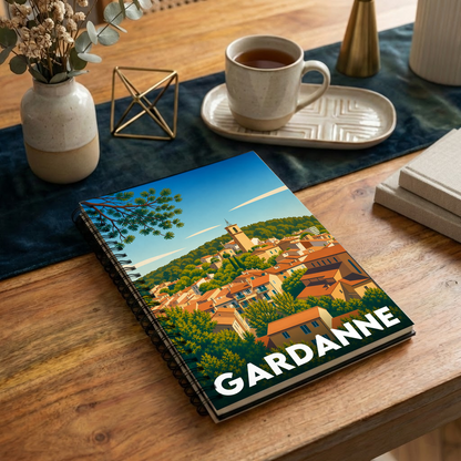 Carnet souvenir de la ville de Gardanne avec une illustration stylisée et colorée de ses paysages.