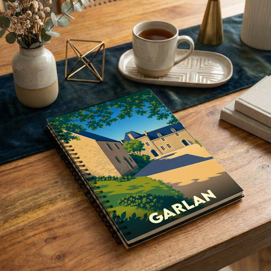 Carnet souvenir de la ville de Garlan orné d'une illustration stylisée de son architecture locale.