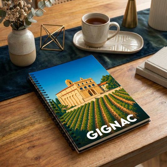Carnet de notes souvenir de la ville de Gignac avec une illustration stylisée de son patrimoine et de ses vignobles.