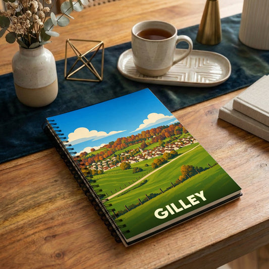 Carnet à spirales souvenir de la ville de Gilley illustré d'un paysage champêtre stylisé.