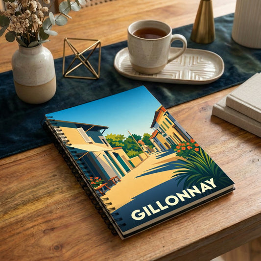 Carnet à spirales souvenir de la ville de Gillonnay illustré d'une scène de rue colorée et stylisée.