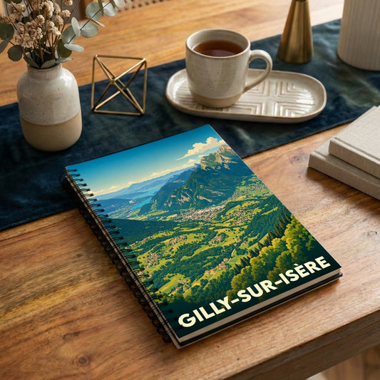 Carnet à spirale souvenir de la ville de Gilly-sur-Isère avec une illustration paysagère stylisée.