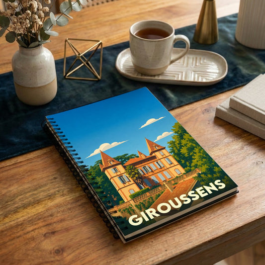 Carnet de notes à spirales souvenir de la ville de Giroussens avec une illustration stylisée de son château.