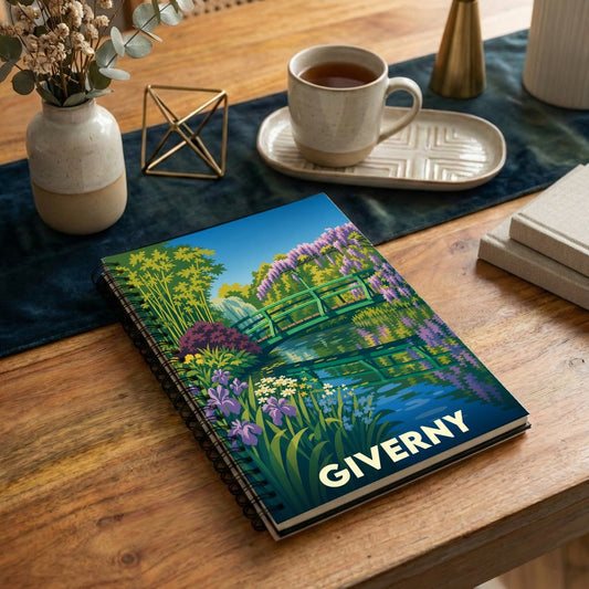 Carnet de notes souvenir de la ville de Giverny illustré par un dessin coloré du célèbre pont japonais de Claude Monet.