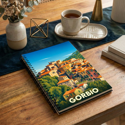 Carnet à spirales souvenir de la ville de Gorbio avec une illustration stylisée de son village perché.