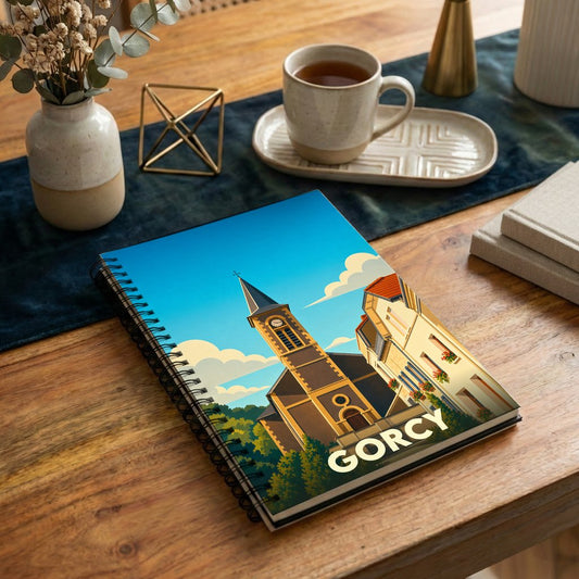 Carnet à spirale souvenir de la ville de Gorcy avec une illustration stylisée de son église.