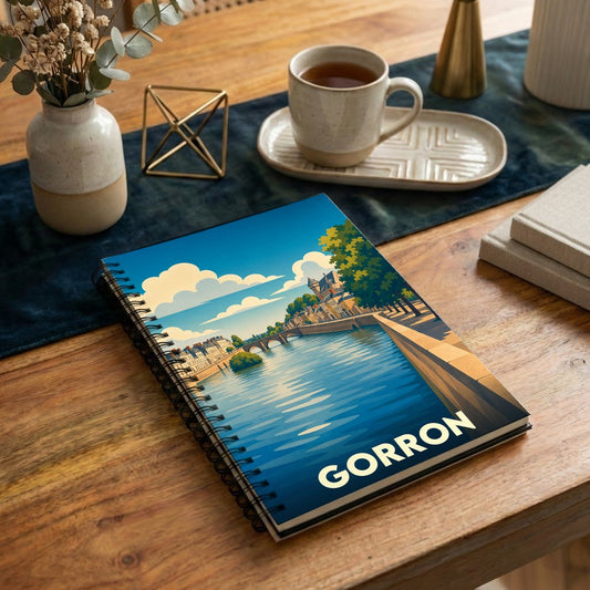Carnet souvenir de la ville de Gorron avec une illustration stylisée d'un paysage fluvial.