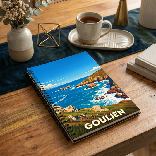 Carnet à spirales souvenir de la ville de Goulien avec une illustration stylisée de son littoral sauvage.