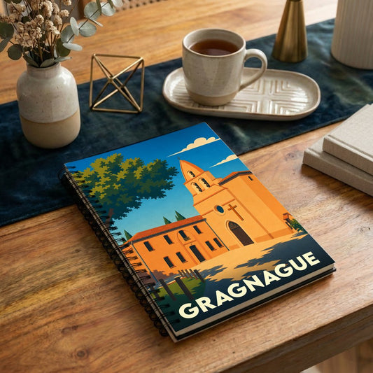 Carnet à spirales souvenir de la ville de Gragnague avec une illustration colorée et stylisée de son église.