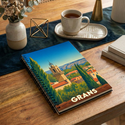Carnet à spirales souvenir de la ville de Grans avec une illustration stylisée de son clocher et de ses paysages provençaux.