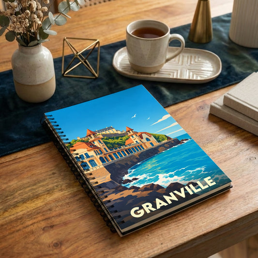Carnet souvenir de la ville de Granville avec une illustration stylisée de son front de mer.