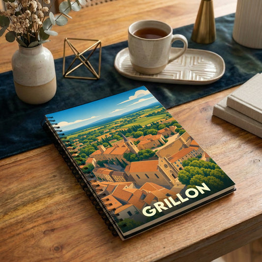 Carnet à spirales souvenir de la ville de Grillon illustré d'une vue aérienne stylisée du village.