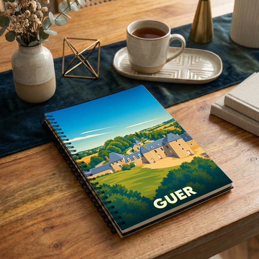 Carnet souvenir de la ville de Guer avec une illustration stylisée de son paysage et de ses bâtiments.