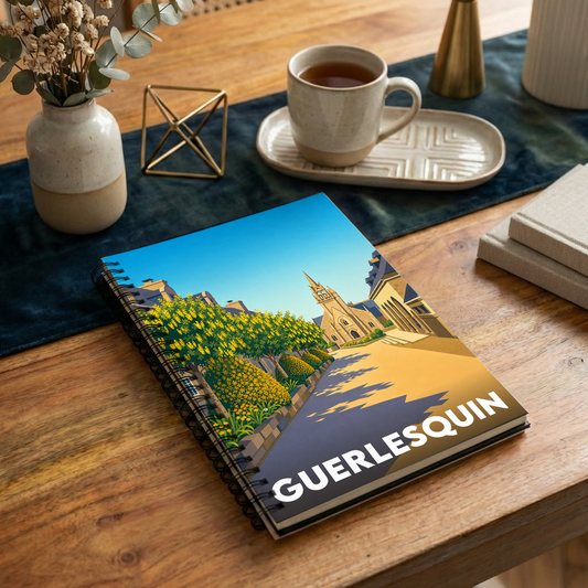 Carnet souvenir de la ville de Guerlesquin avec une illustration stylisée et colorée de ses rues.