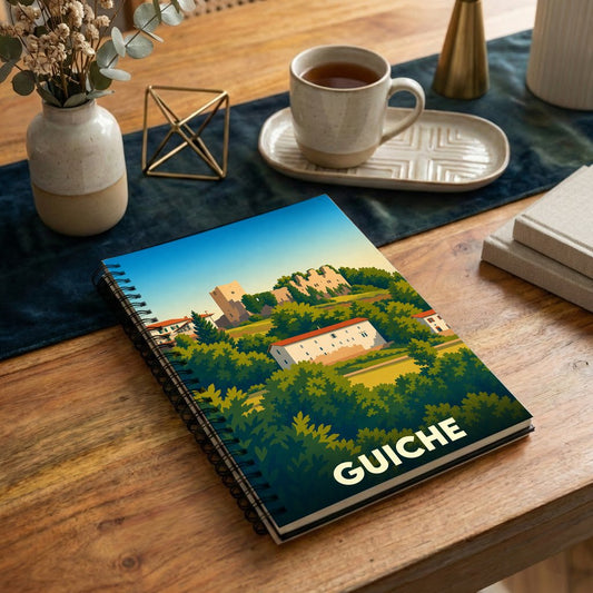 Carnet à spirales souvenir de la ville de Guiche avec une illustration stylisée de son château et de ses paysages.