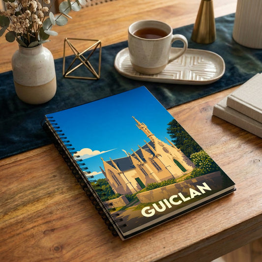 Carnet à spirales souvenir de la ville de Guiclan avec une illustration stylisée de son église.