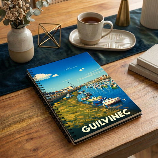 Carnet à spirales souvenir de la ville de Guilvinec avec une illustration stylisée de son port de pêche.