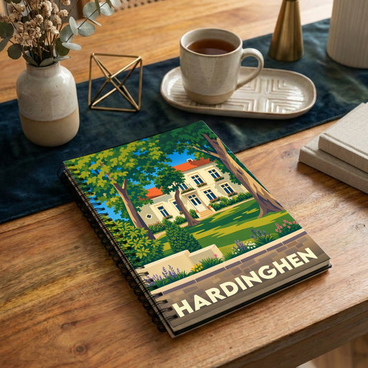 Carnet souvenir de la ville de Hardinghen avec une illustration colorée et stylisée d'une demeure entourée de verdure.