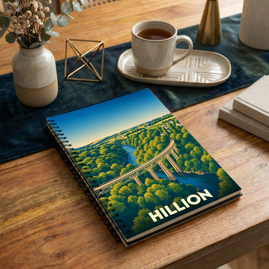 Carnet souvenir de la ville de Hillion avec une illustration stylisée d'un viaduc enjambant une rivière boisée.