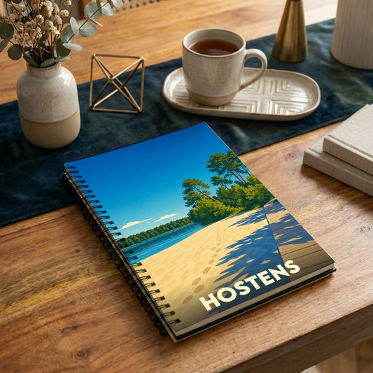 Carnet souvenir de la ville de Hostens avec une illustration stylisée d'un lac bordé de pins.