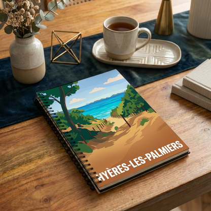 Carnet à spirales souvenir de la ville de Hyères-les-Palmiers avec une illustration de bord de mer stylisée.
