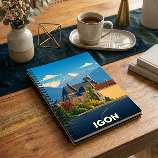 Carnet à spirales souvenir de la ville d'Igon avec une illustration stylisée de son église face aux montagnes.