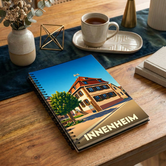 Carnet à spirales souvenir de la ville de Innenheim avec une illustration stylisée.