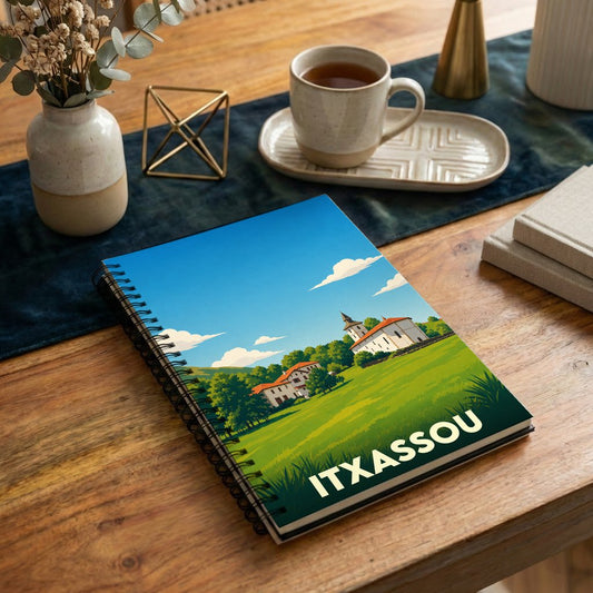 Carnet de notes à spirales souvenir de la ville de Itxassou orné d'une illustration stylisée de son paysage et de son église.