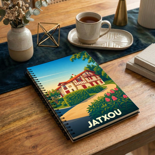 Carnet à spirales souvenir de la ville de Jatxou illustré d'une maison basque traditionnelle dans un style vintage.