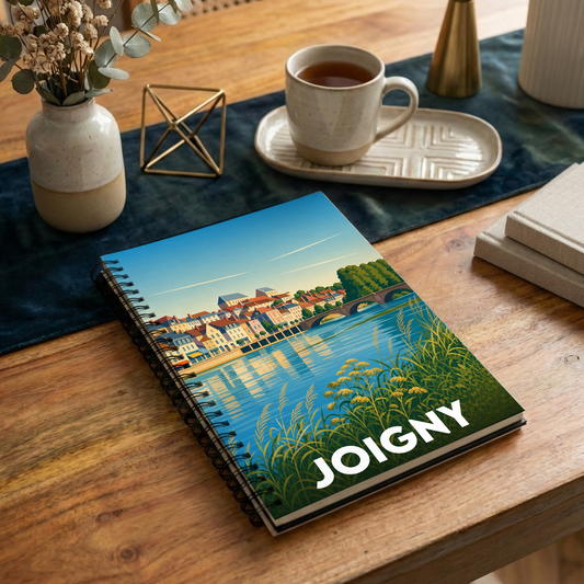 Carnet de notes souvenir de la ville de Joigny avec une illustration stylisée des bords de l'Yonne.