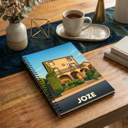 Carnet à spirales souvenir de la ville de Joze avec une illustration stylisée de sa mairie.