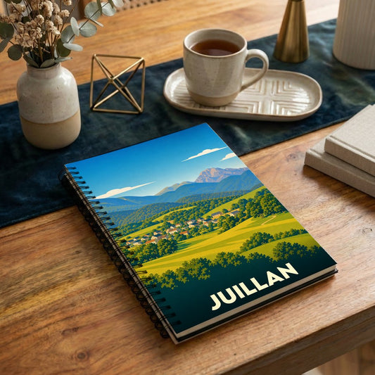 Carnet souvenir de la ville de Juillan avec une illustration stylisée de paysages montagneux.