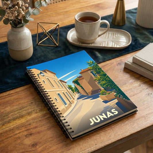 Carnet souvenir de la ville de Junas avec une illustration stylisée d'une ruelle ensoleillée.