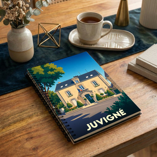 Carnet à spirales souvenir de la ville de Juvigné avec une illustration stylisée de sa mairie.