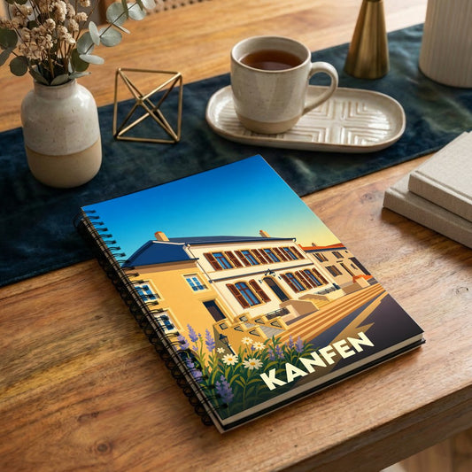 Carnet à spirales souvenir de la ville de Kanfen avec une illustration stylisée d'une maison de maître.
