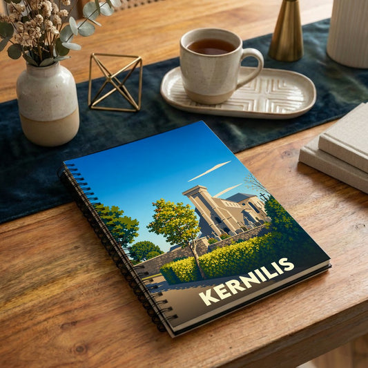 Carnet souvenir de la ville de Kernilis avec une illustration stylisée de son église.