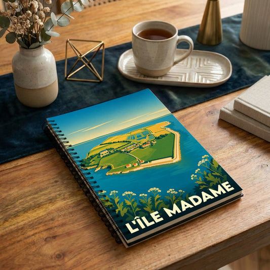 Carnet à spirale souvenir de L'Île Madame avec une illustration stylisée vue du ciel.