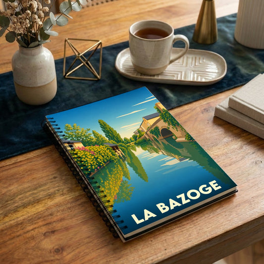 Carnet souvenir de la ville de La Bazoge avec une illustration stylisée de ses paysages au bord de l'eau.