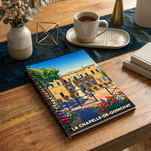Carnet à spirales souvenir de la ville de La Chapelle-de-Guinchay illustré d'une scène urbaine colorée et fleurie.