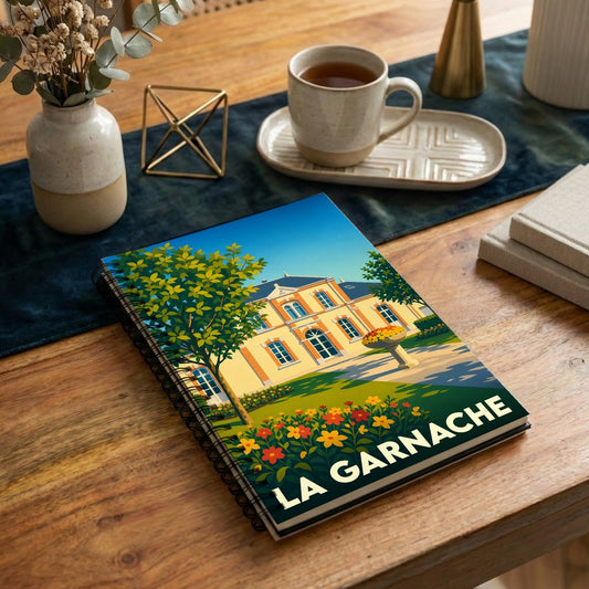 Carnet à spirales souvenir de la ville de La Garnache avec une illustration stylisée d'un château et de ses jardins.