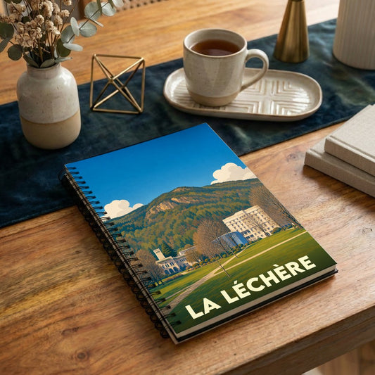 Carnet à spirale souvenir de la ville de La Léchère avec une illustration stylisée de ses paysages et bâtiments emblématiques.