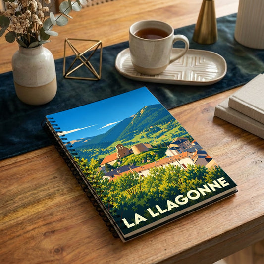 Carnet souvenir de la ville de La Llagonne avec une illustration stylisée de son paysage montagneux.