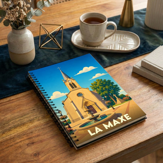 Carnet souvenir de la ville de La Maxe orné d'une illustration stylisée de son église et d'une fontaine.