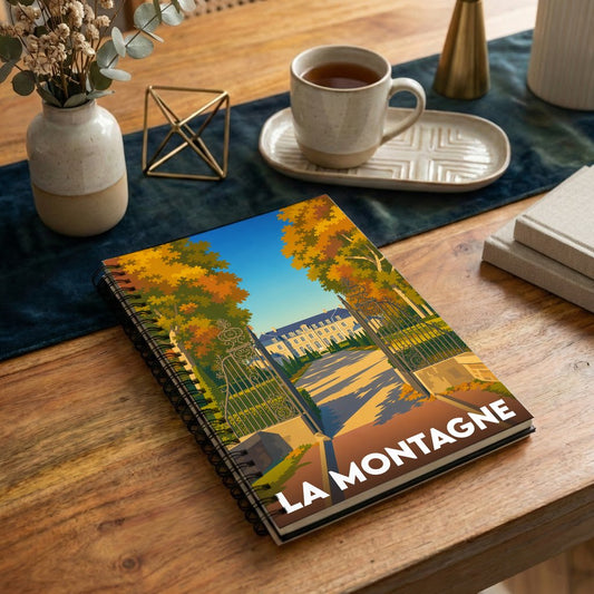 Carnet à spirales souvenir de la ville de La Montagne avec une illustration stylisée d'un domaine à l'automne.