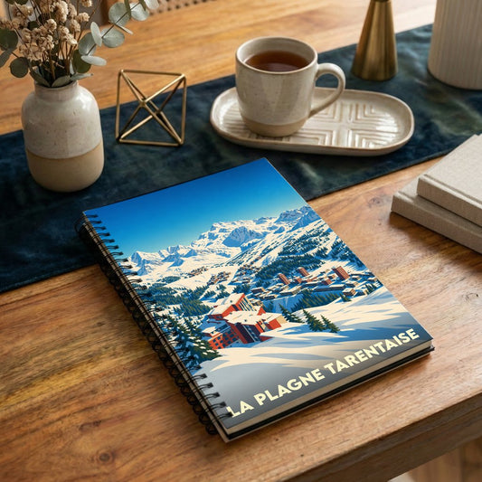 Carnet à spirales souvenir de La Plagne Tarentaise avec une illustration stylisée d'une station de ski.
