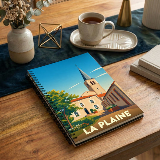 Carnet à spirales souvenir de la ville de La Plaine avec une illustration stylisée d'une église et de son village.